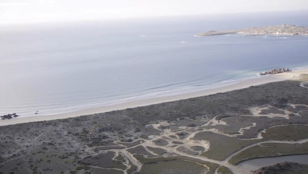 Detalle de arena y agua en Praia da Ribeira Grande, Galicia
