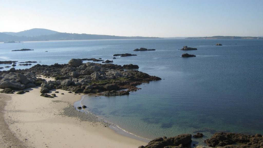 Oleaje en la orilla de Praia da Rubeira, costa de Ribeira