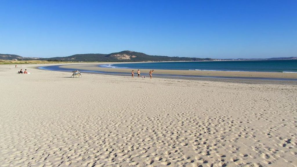 Orilla tranquila de Praia da Rubeiriña, playa de Galicia