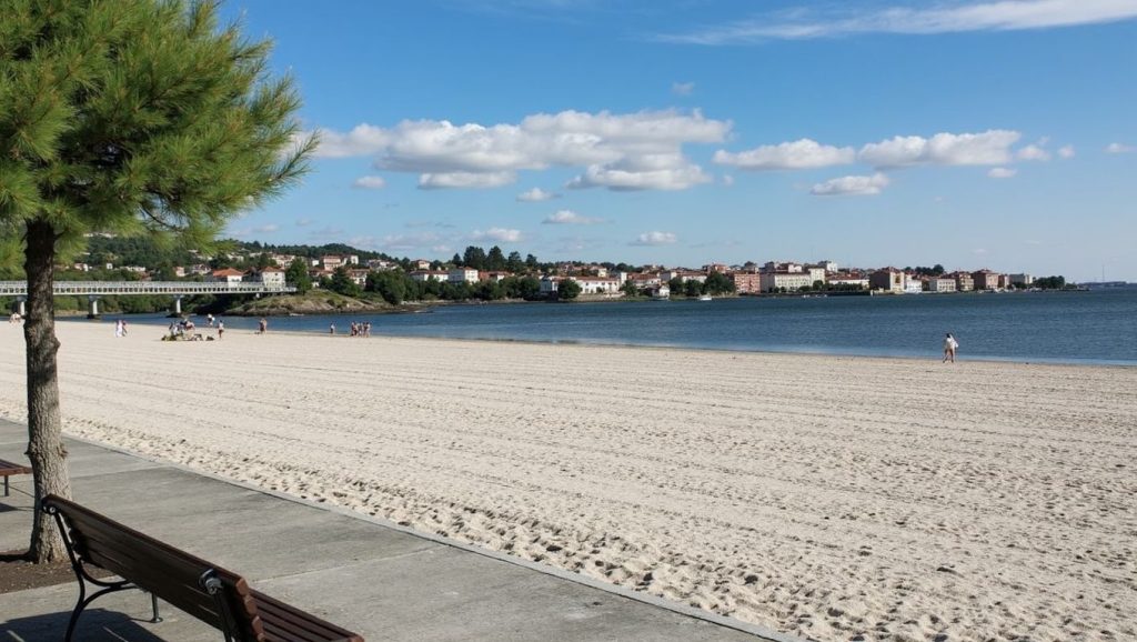 Orilla tranquila de Praia da Torre, playa de Galicia