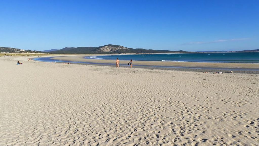 Oleaje en la orilla de Praia das Barreiras, costa de Galicia
