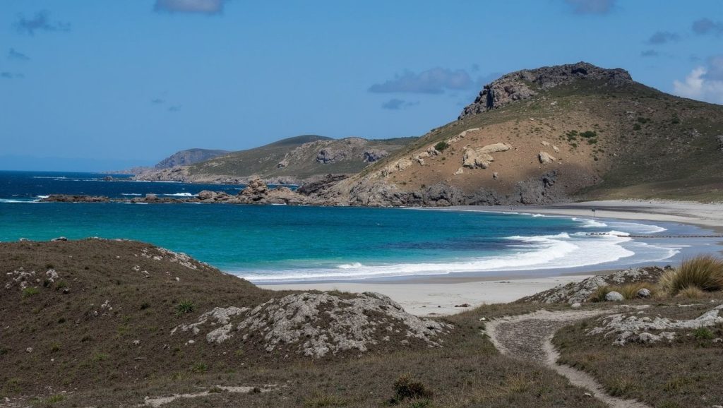 Arena y orilla en Praia das Caldas, Galicia, A Coruña