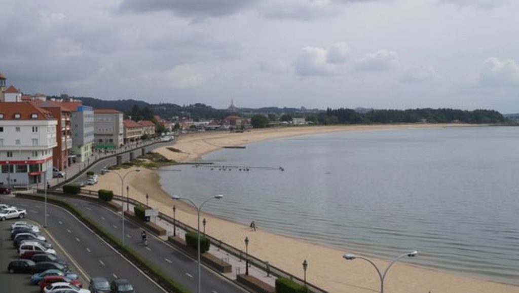 Praia das Carolinas (Ribeira) — playa en la costa de A Coruña