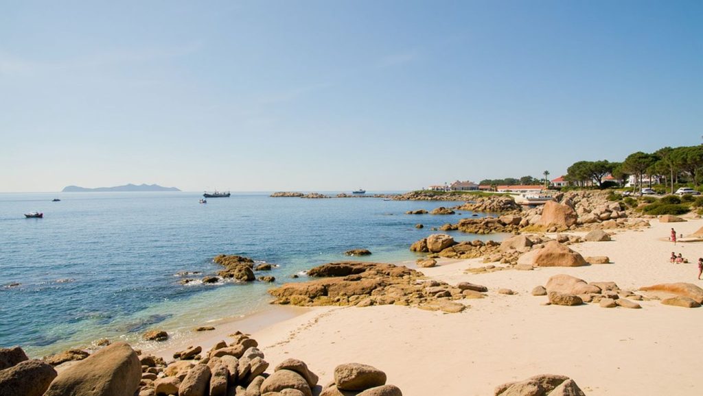 Ría y costa de Praia das Pedras dos Caramuxos en O Grove, Pontevedra