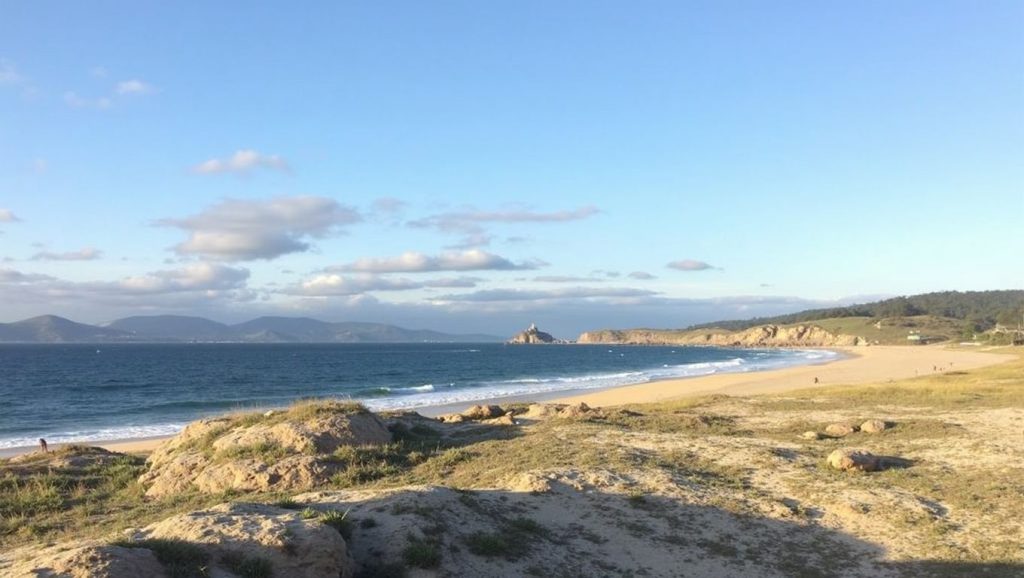 Panorámica de Praia das Seiras con arena y mar, O Porto do Son