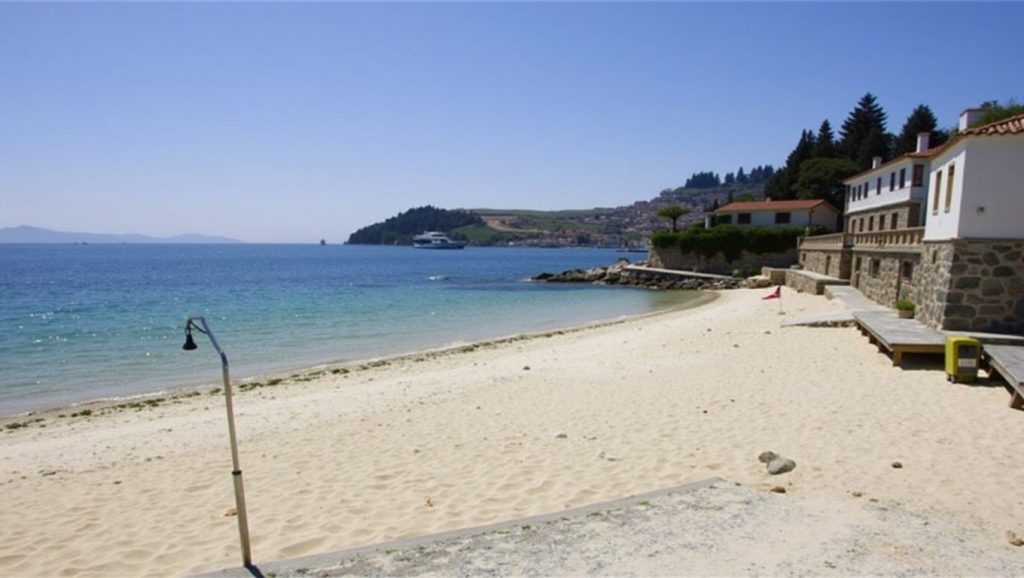 Arena y orilla en Praia das Sinas, Galicia, A Coruña