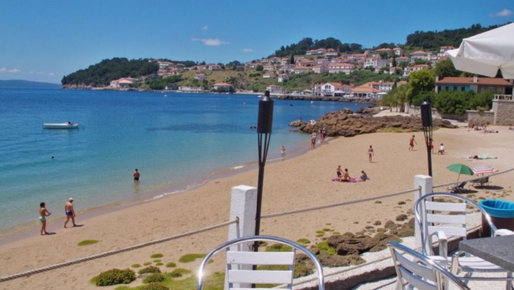Detalle de arena y agua en Praia das Sinas, Galicia