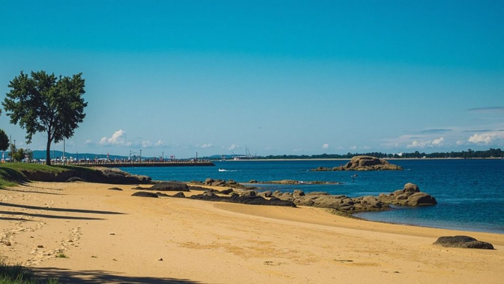 Orilla de Praia das Sinas de Fóra con olas suaves en Galicia