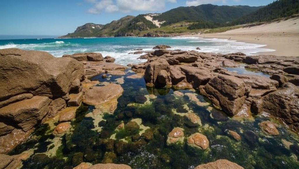 Línea de costa en Praia das Trece Cruces, Galicia