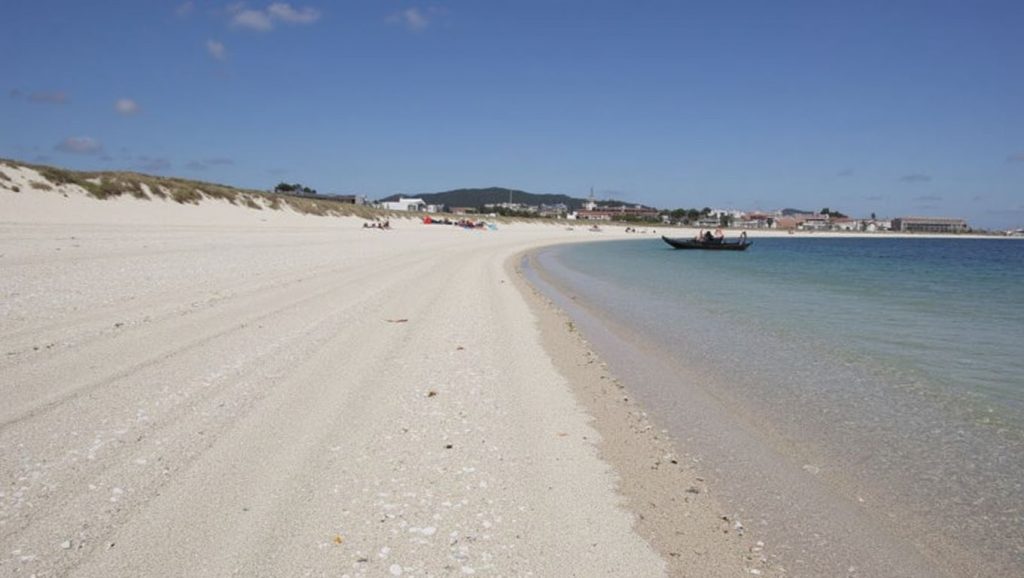 Olas rompiendo en Praia de Baleeiros, Ribeira