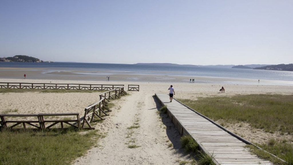 Panorámica de Praia de Barraña con arena y mar, Galicia