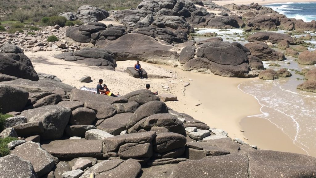 Panorámica de Praia de Basoñas con arena y mar, O Porto do Son
