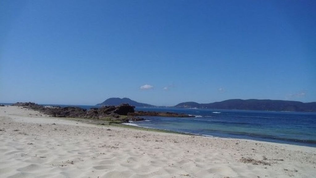 Orilla tranquila de Praia de Cabeiro, playa de Galicia
