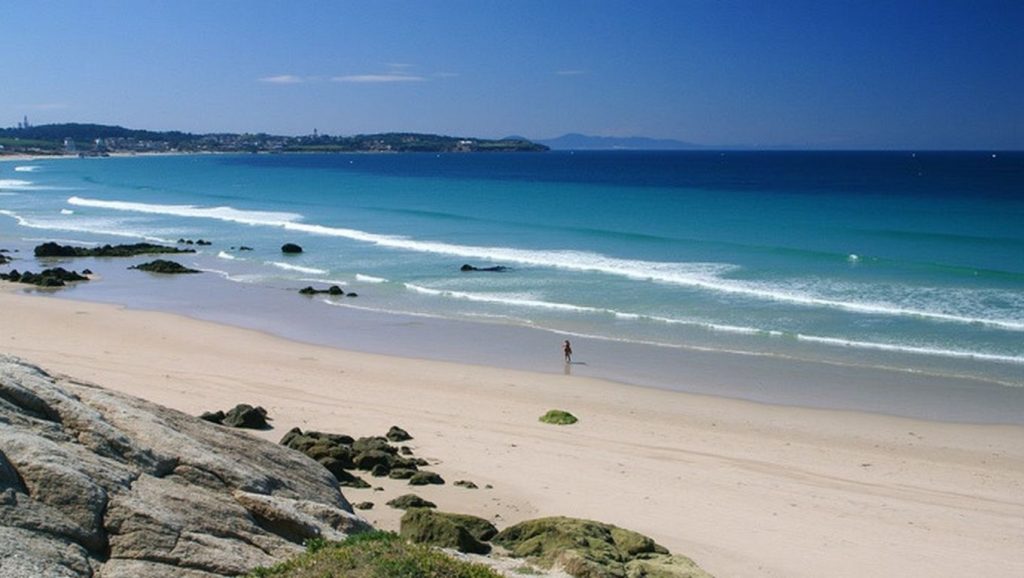 Panorámica de Praia de Canelas con cielo despejado, Galicia