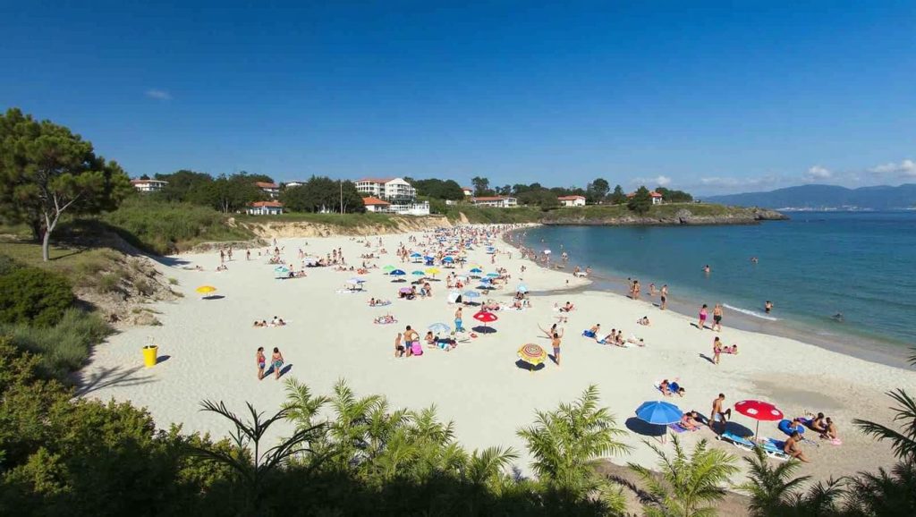 Detalle de arena y agua en Praia de Canelas, Galicia