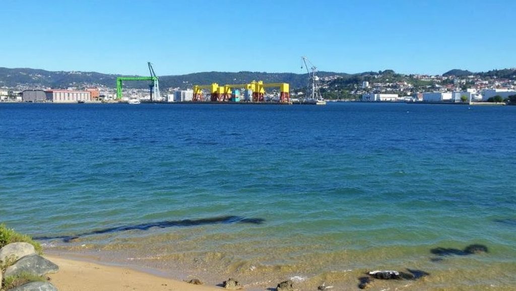 Ría y costa de Praia de Caranza en Ferrol, A Coruña