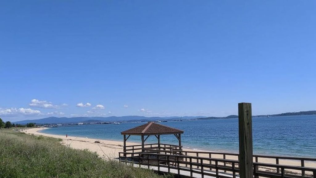 Oleaje en la orilla de Praia de Carregueiros, costa de Galicia
