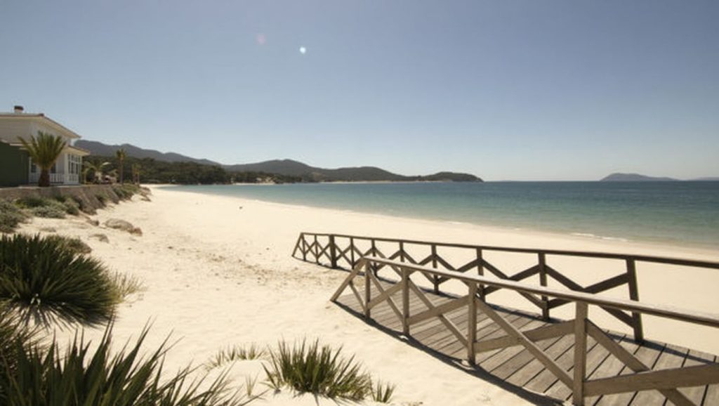Vista amplia de Praia de Coira en O Porto do Son, A Coruña