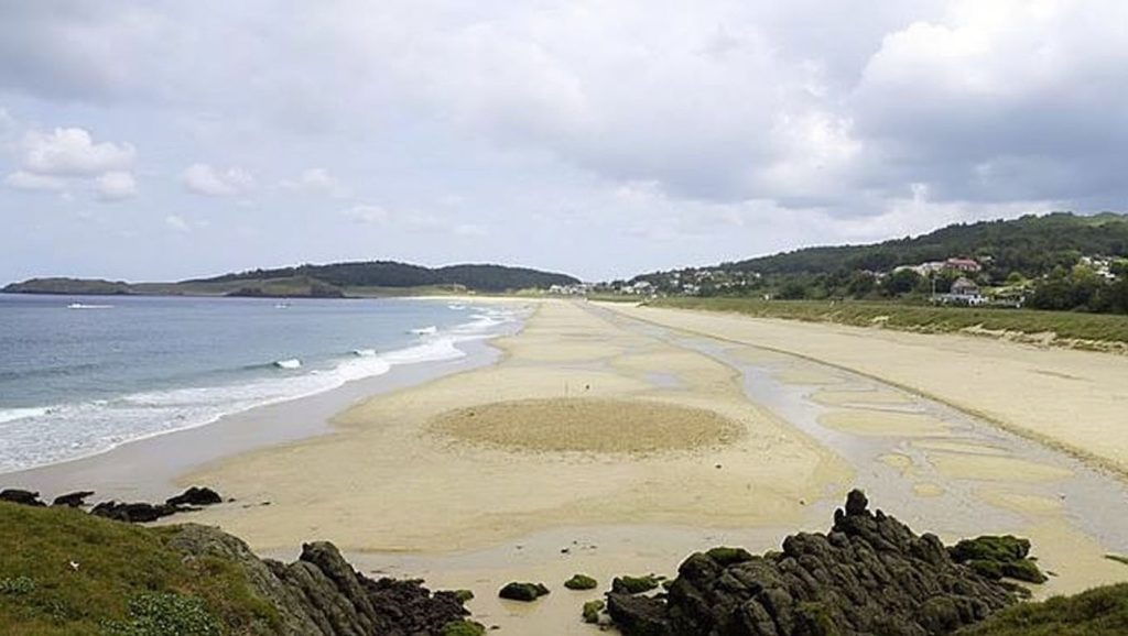Olas y surf en Praia de Dones, Galicia (A Coruña)