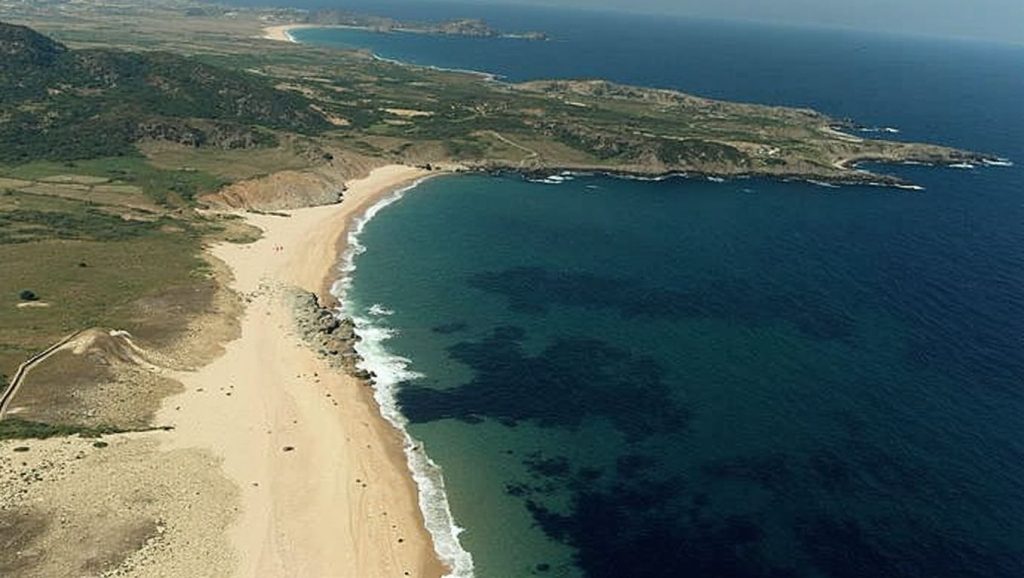 Panorámica de Praia de Espiñeirido con cielo despejado, Galicia