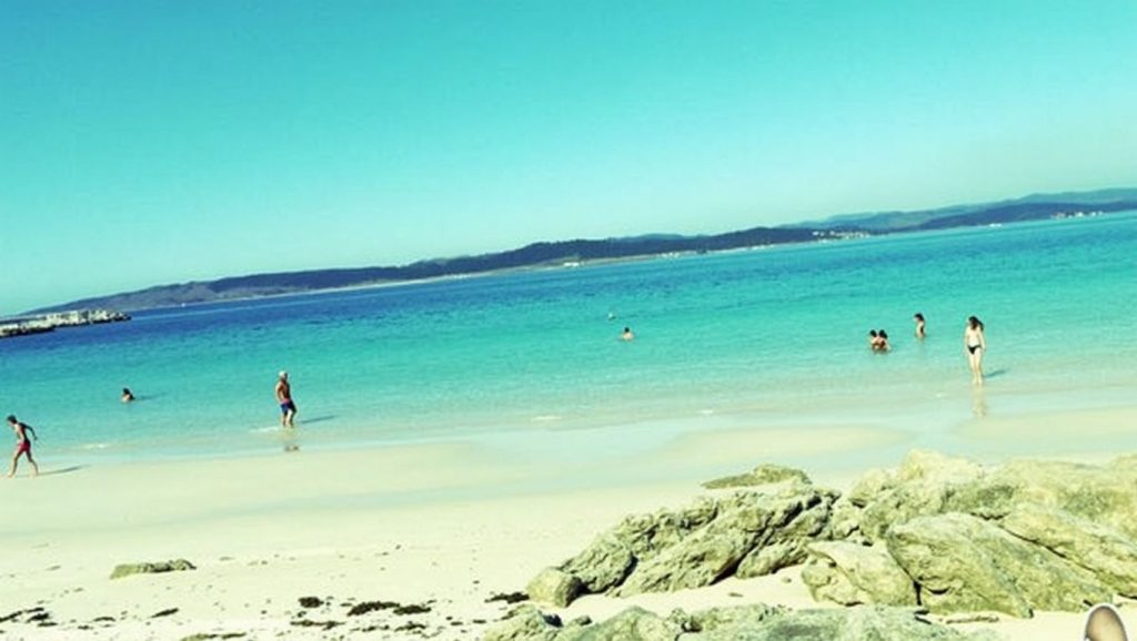 Orilla tranquila de Praia de Espiñeirido, playa de Galicia