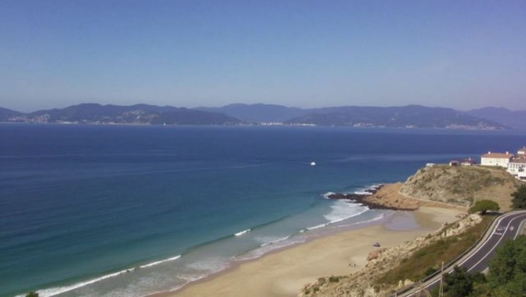 Panorámica de Praia de Fonforrón con cielo despejado, Galicia