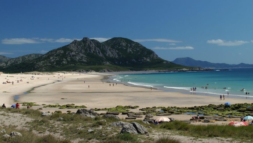 Detalle de arena y agua en Praia de Godai, Muros
