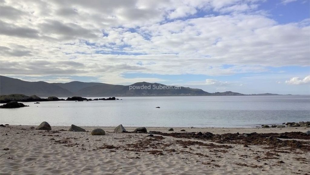Agua y arena en Praia de Insuela, Galicia