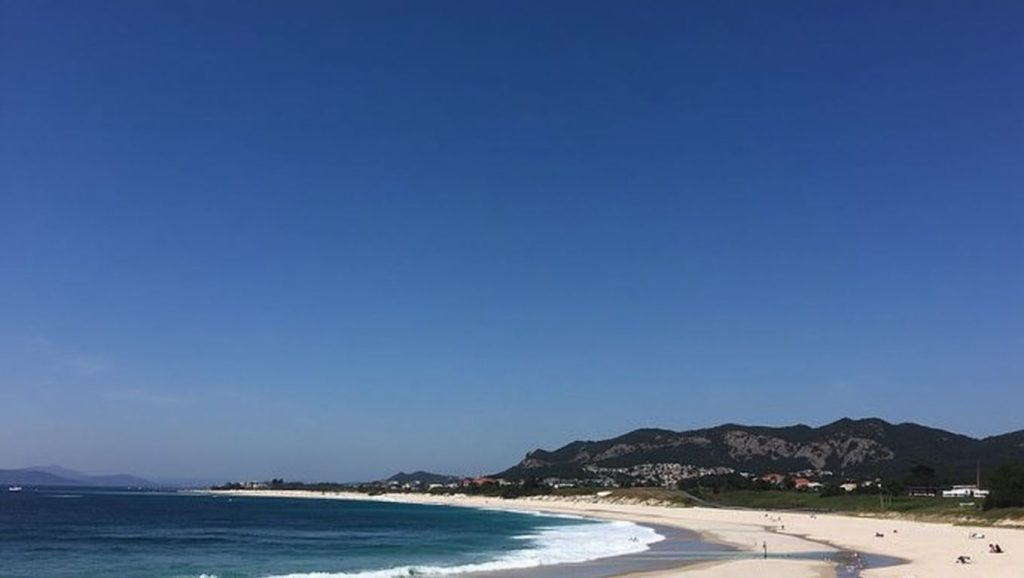 Panorámica de Praia de Lariño con cielo despejado, Galicia
