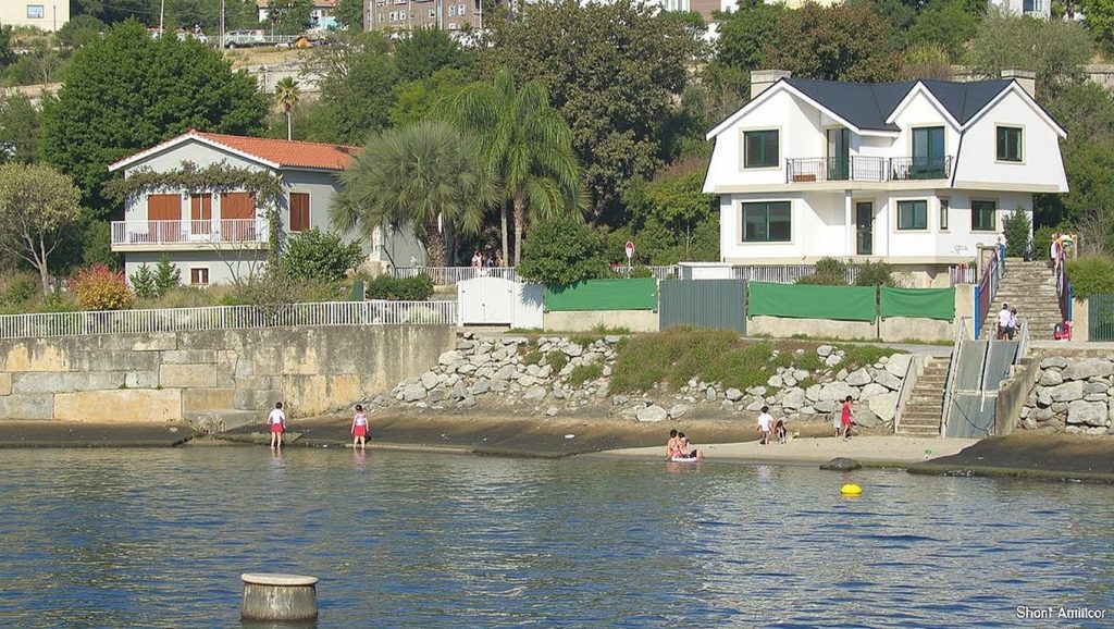 Ría y costa de Praia de Penedos en Redondela, Pontevedra