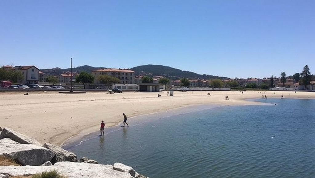 Orilla de Praia de Preguntoiro con olas suaves en Galicia