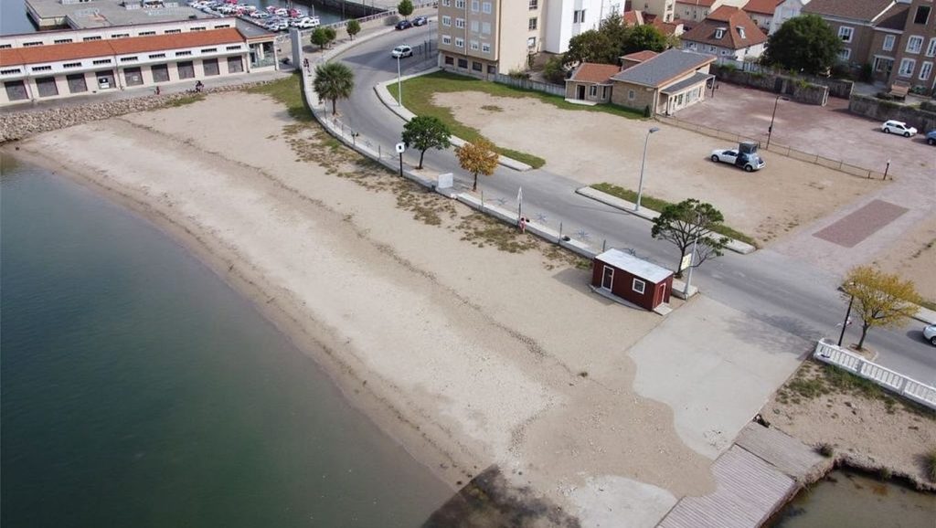 Primer plano de la orilla de Praia de Preguntoiro, Galicia