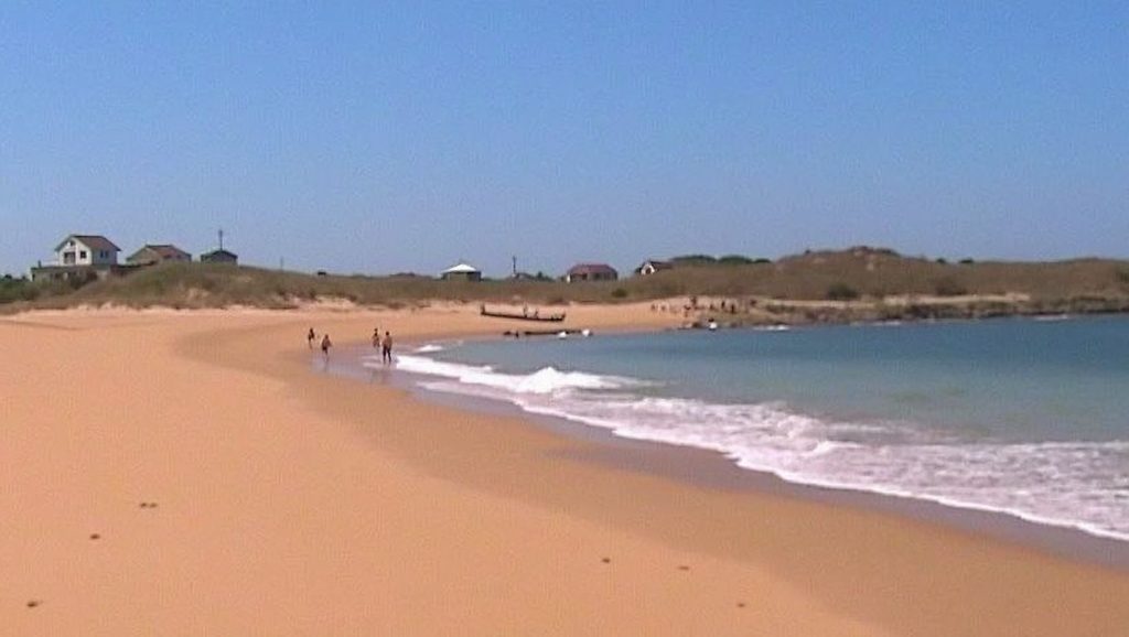 Orilla de Praia de Queiruga con olas suaves en Galicia