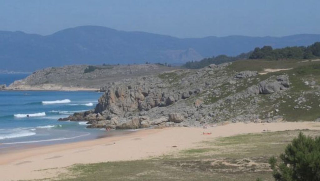 Vista amplia de Praia de Queiruga en Galicia, A Coruña