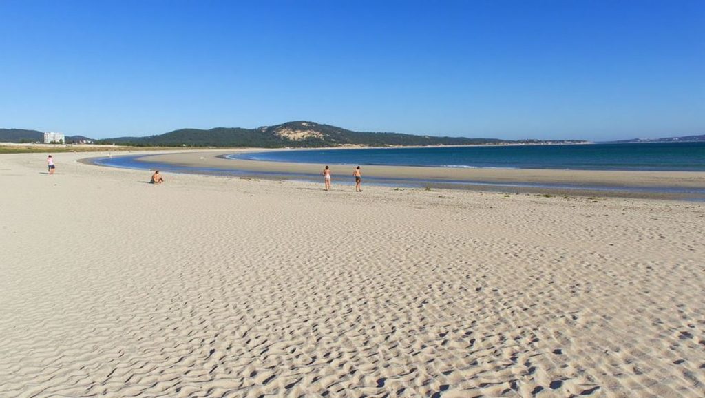 Amplio horizonte marino en Praia de Quenxo, Galicia