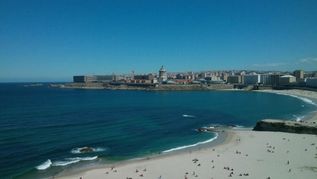 Aguas de Praia de Riazor en Galicia (A Coruña)