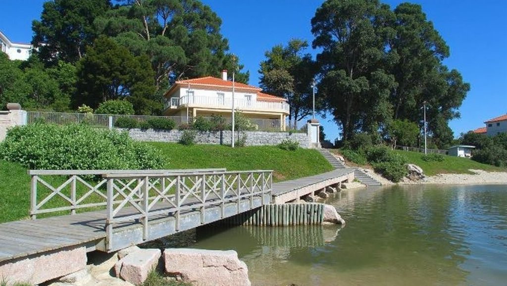 Ría y costa de Praia de Rodeira en Cangas de Morrazo, Pontevedra