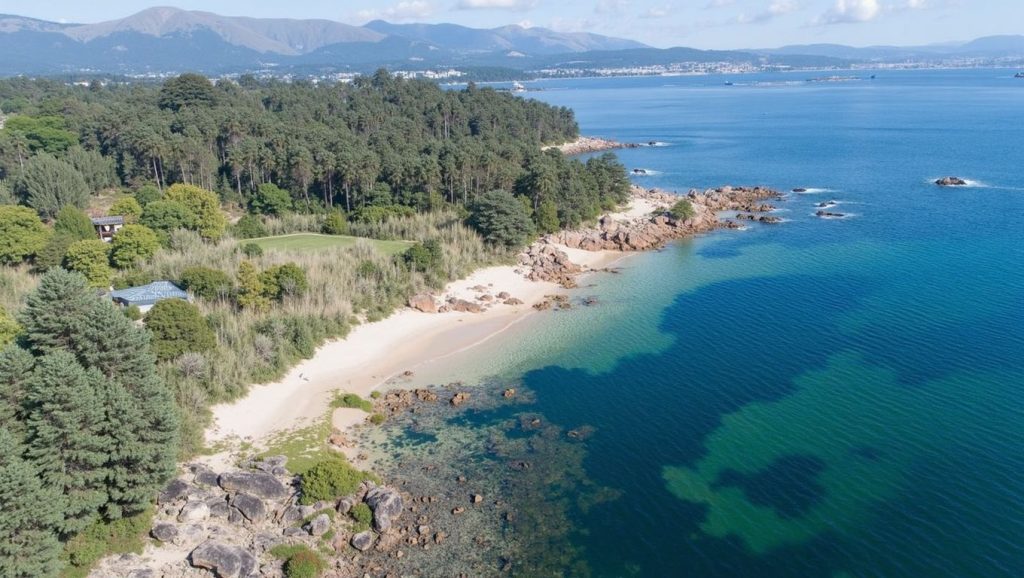Arena y mar en Praia de San Lázaro, A Pobra do Caramiñal, A Coruña