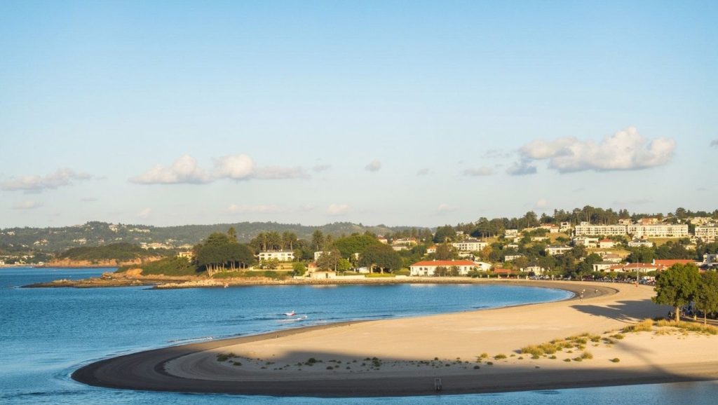 Ría y costa de Praia de Santa Cristina en Oleiros, A Coruña