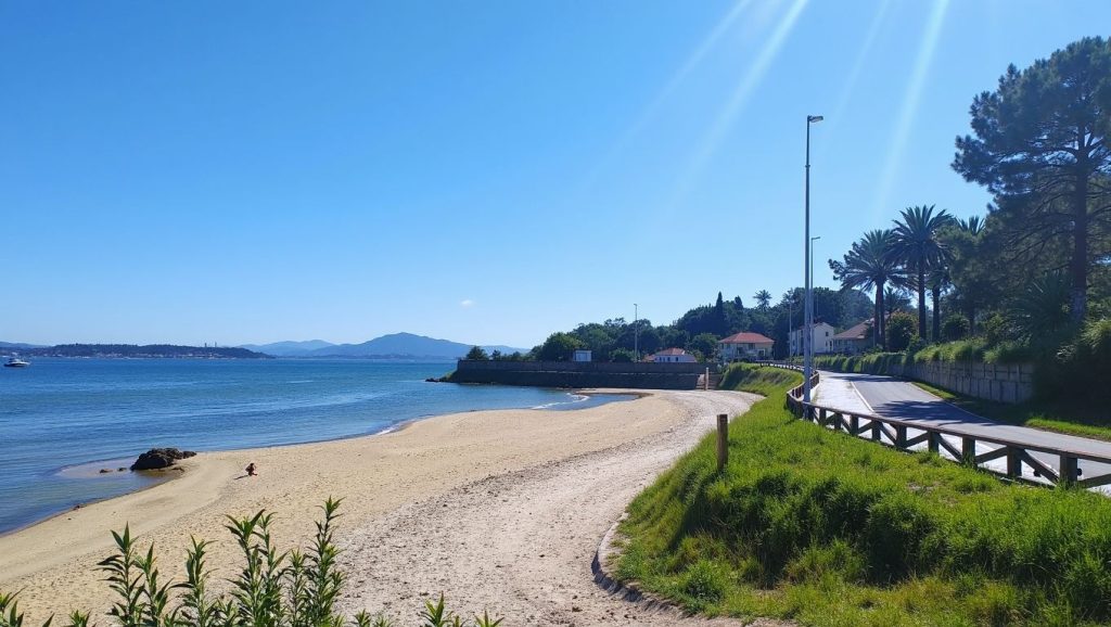 Amplia vista de Praia de Santo Antonio, Galicia, A Coruña