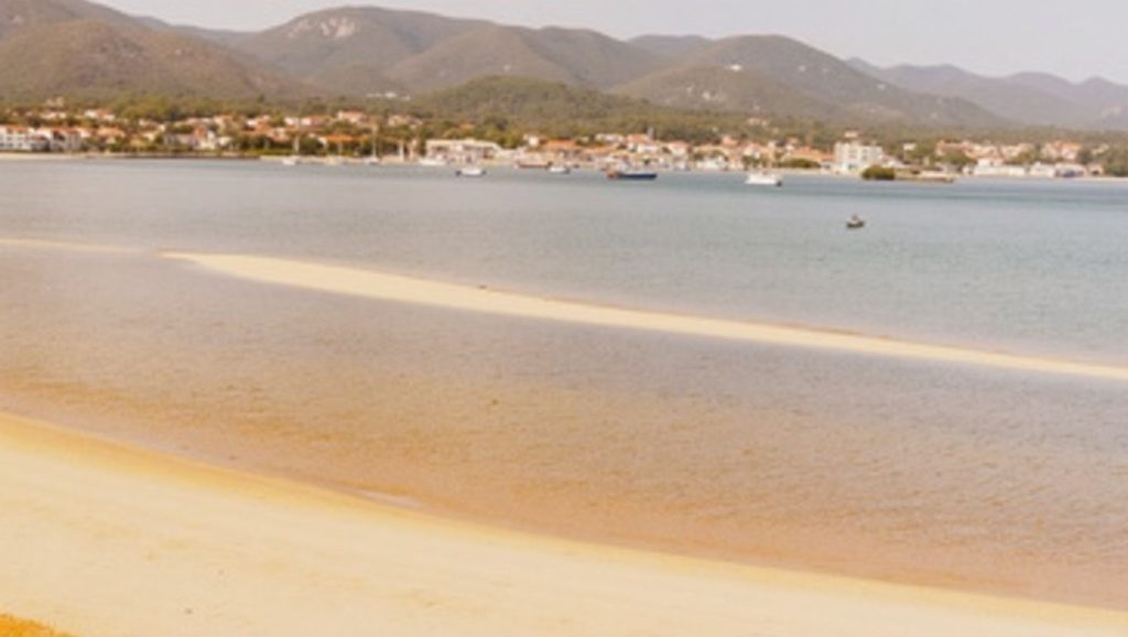 Detalle de arena y agua en Praia de Santo Antonio, Galicia