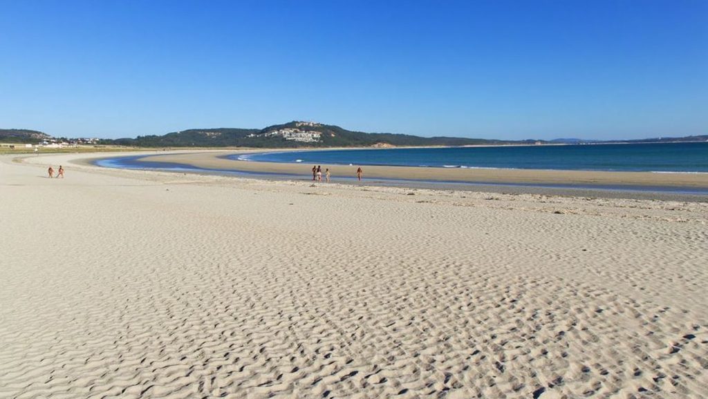 Amplio horizonte marino en Praia de Sartaxes, Galicia