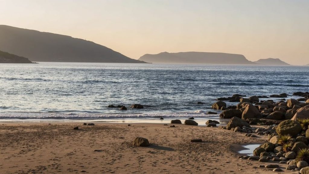Orilla tranquila de Praia de Semuíño, playa de Galicia