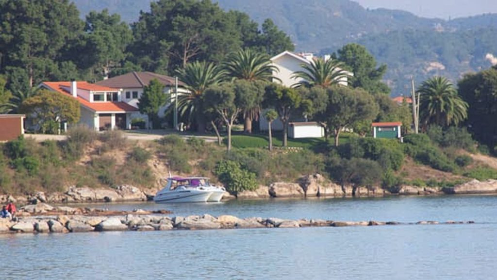 Detalle de arena y agua en Praia de Tanxil, Galicia