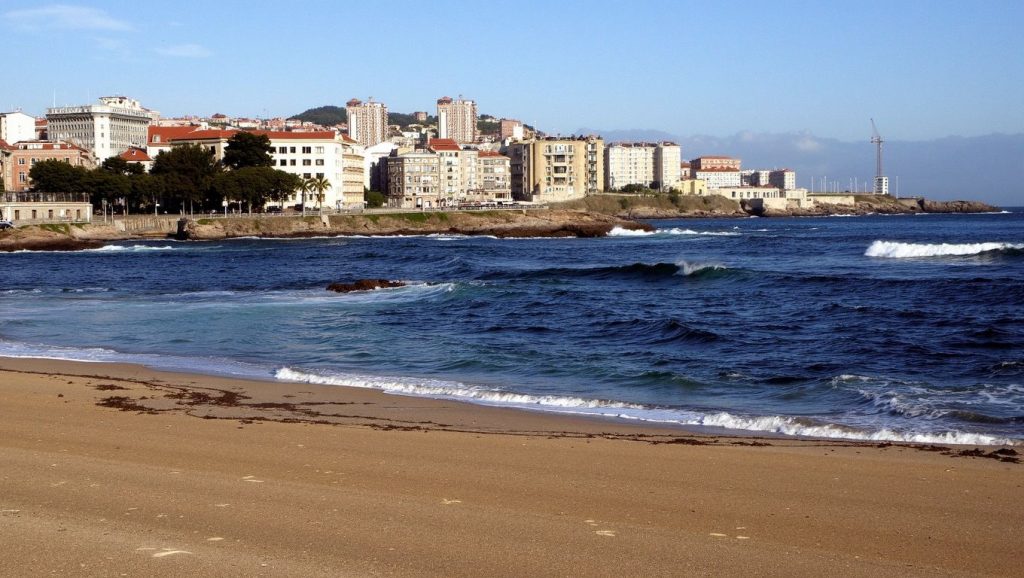 Panorámica de Praia de Tomanauga con arena y mar, Ribeira