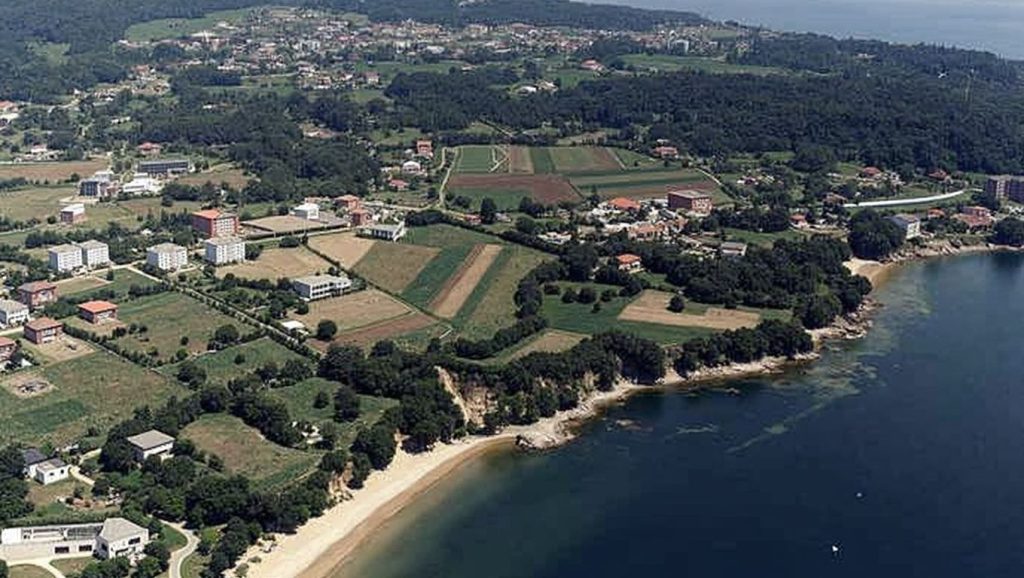 Oleaje en la orilla de Praia de Tronco, costa de Galicia