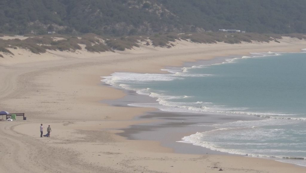 Orilla tranquila de Praia do Ancoradoiro, playa de Muros