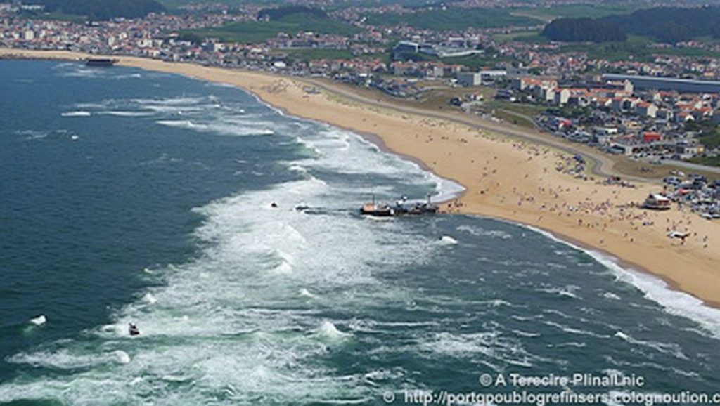 Vista amplia de Praia do Corgo en Galicia, A Coruña