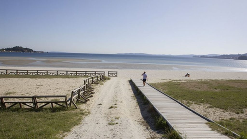 Amplio horizonte marino en Praia do Costadal, Boiro