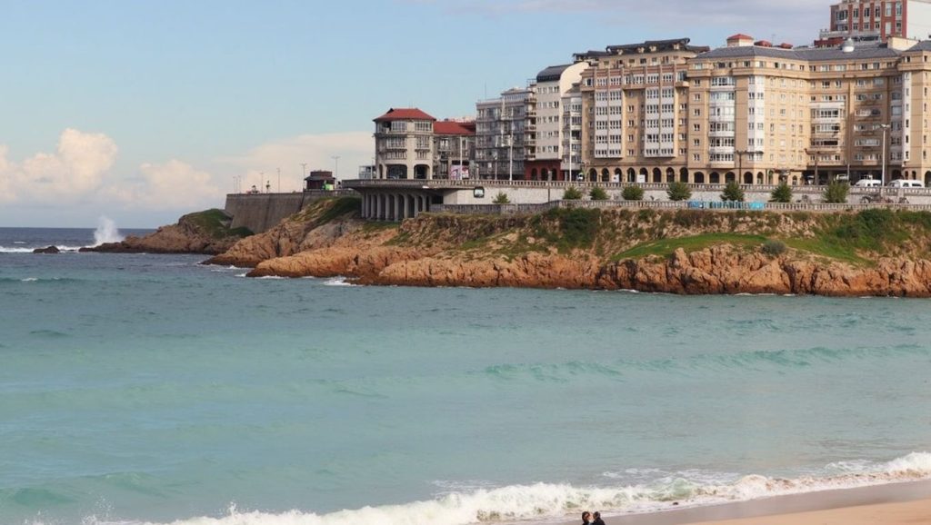 Acantilados y costa de Praia do Orzán, Galicia (A Coruña)
